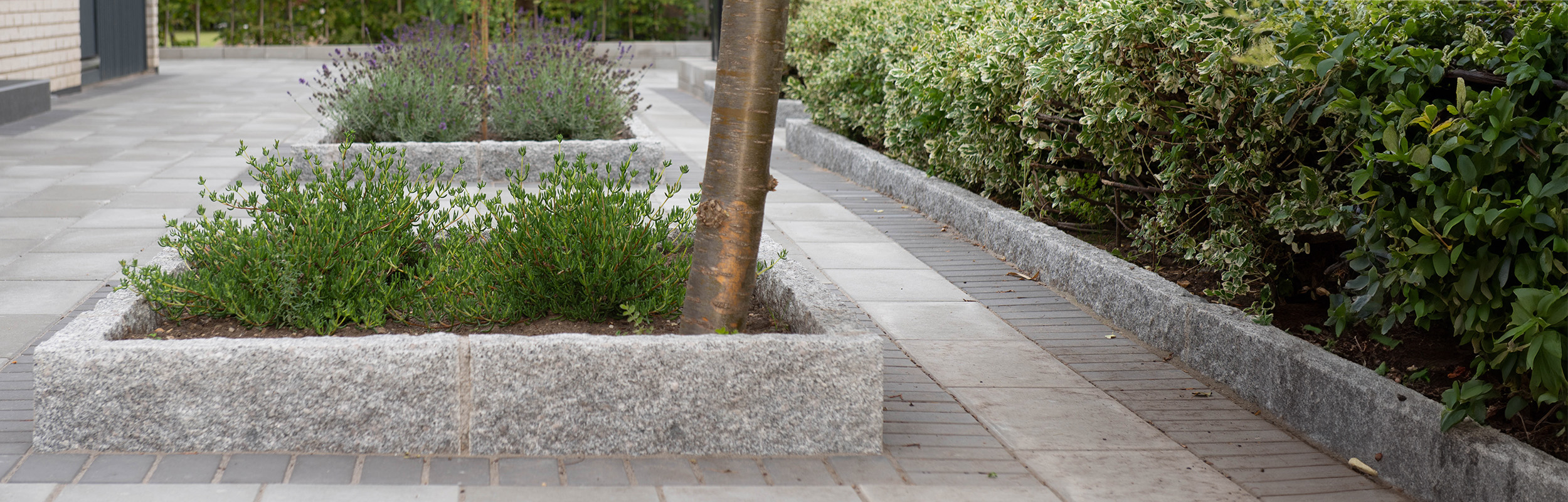 Kantsten i granit och grå marksten Funkis