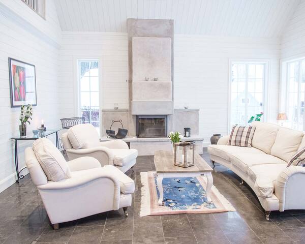 Vardagsrum med stengolv. Vardagsrum med stengolv.