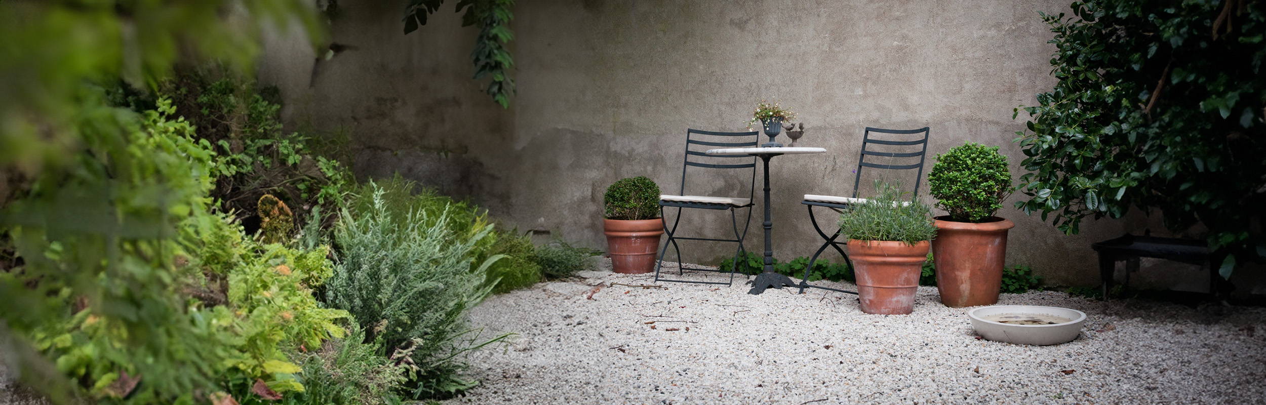 Pärlsingel på en uteplats med ett par stolar och ett litet bord