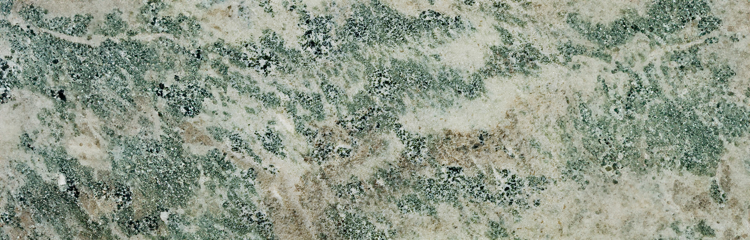 Marmor på nära håll med en grön yta