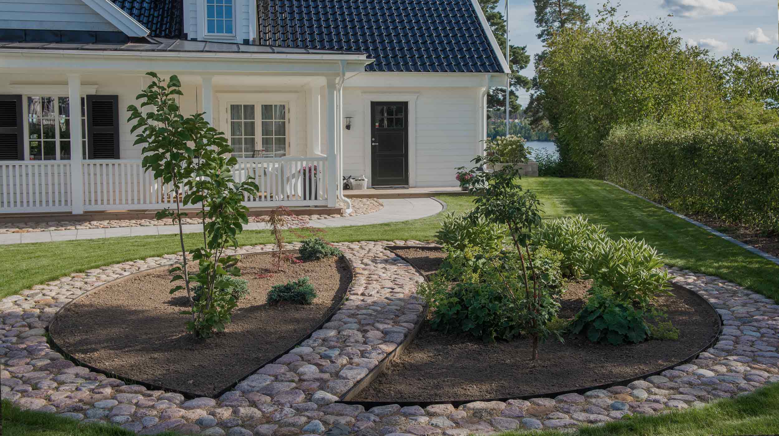 Kullersten runt ett trädgårdsland.
