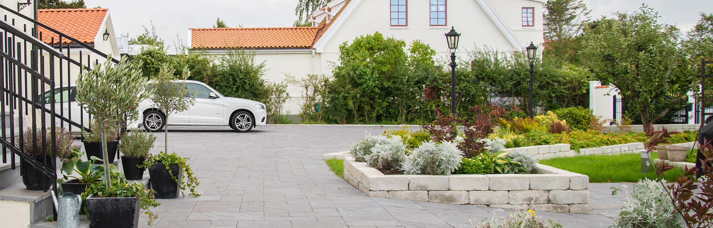 Uteplats med Plateau Romanum i grafit och Murblock Rustik