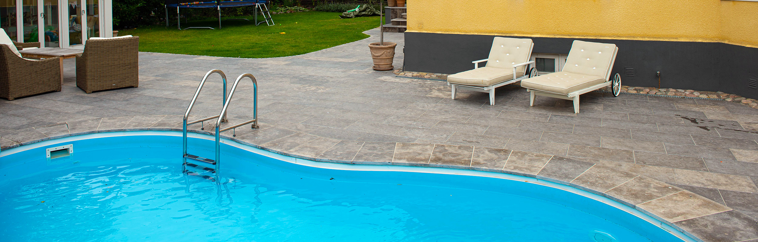 Uteplats runt pool belagd med Kalksten Giza