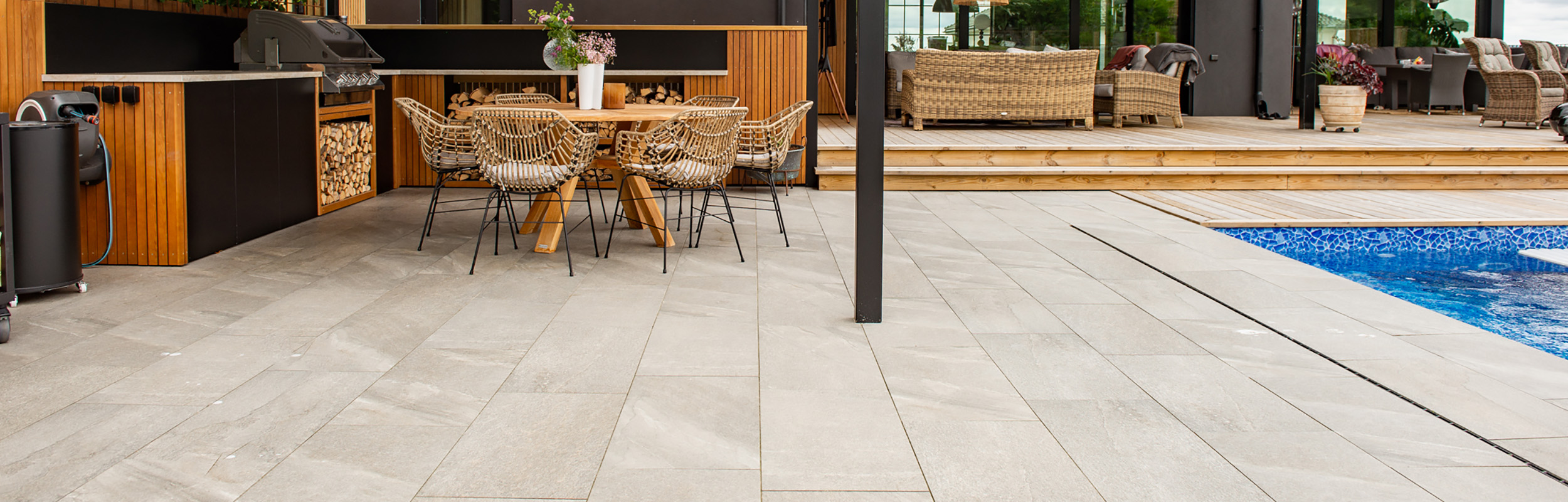 Ljusgrå kvartsit granitkeramik på uteplats och runt pool