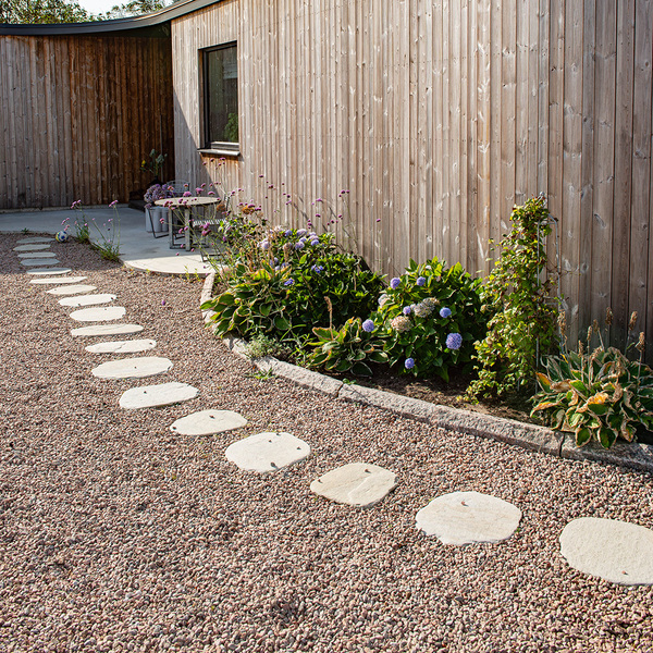 Stenrabatter-Skiffer-stegsten-varmgra-gardssingel natur4.jpg