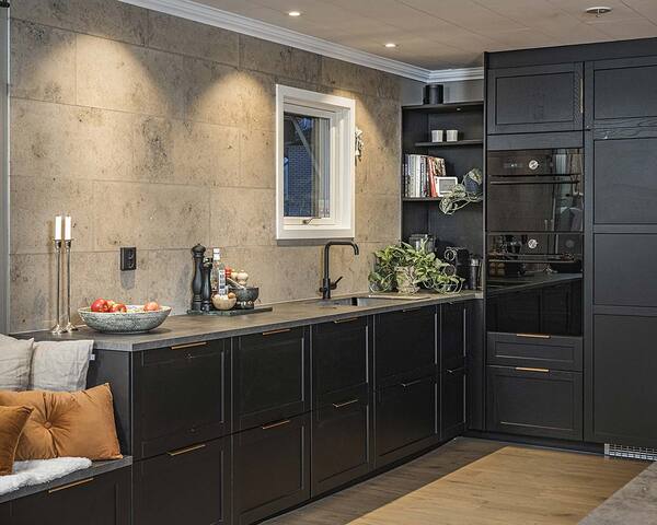 Kök med stenplattor över bänkskivan. Kök med stenplattor över bänkskivan.