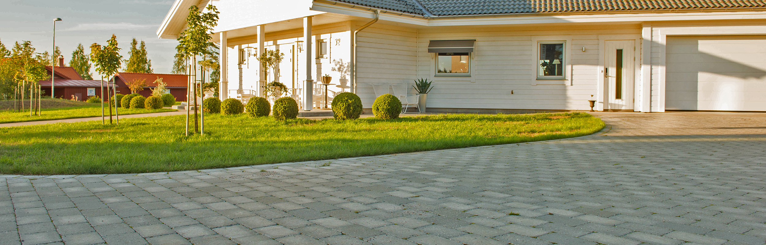 Gragrafit Grändsten på en garageuppfart.