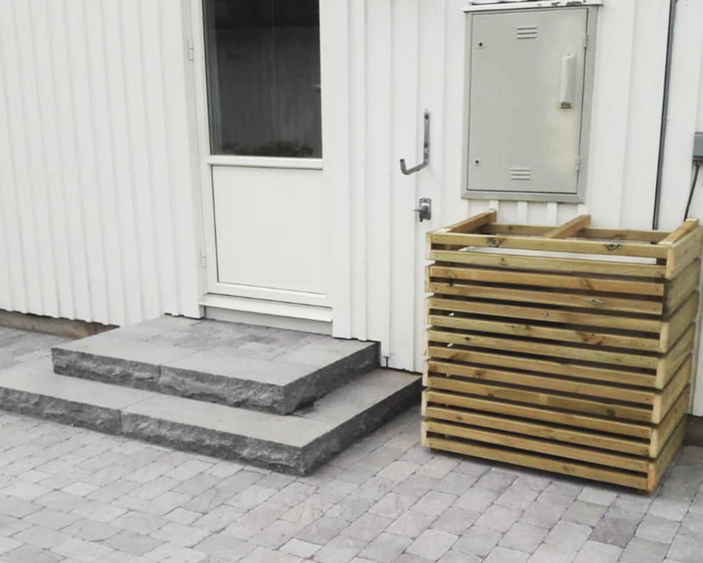 Marksten utanför stentrappa till altandörr.