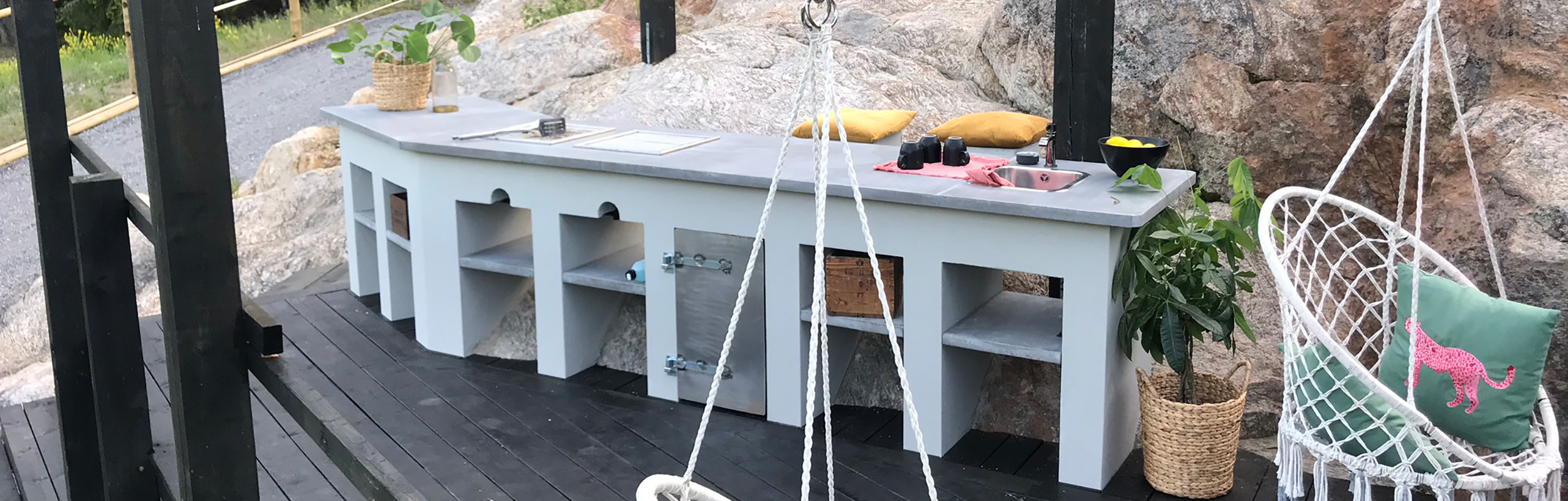 Murat utekök på altanen.