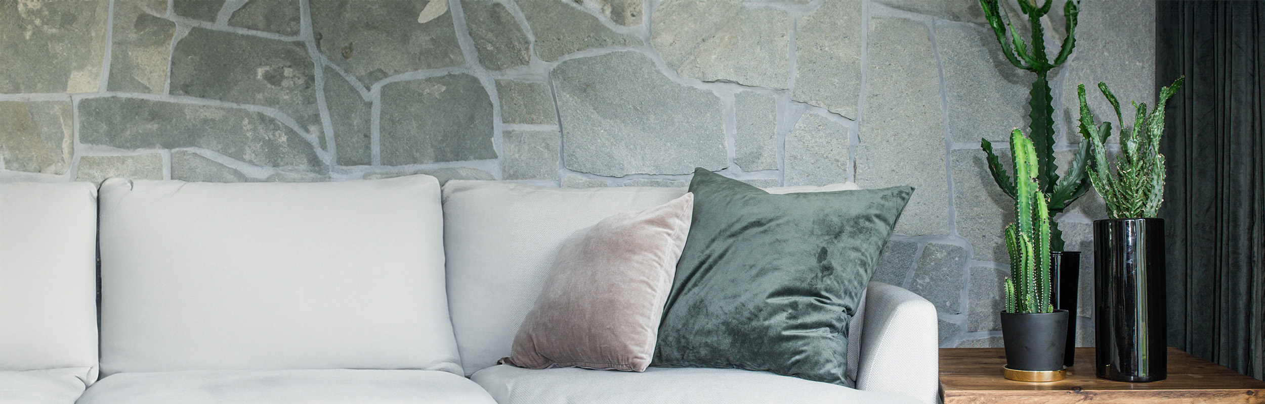 Vägg med oregelbunden varmgrå skiffer