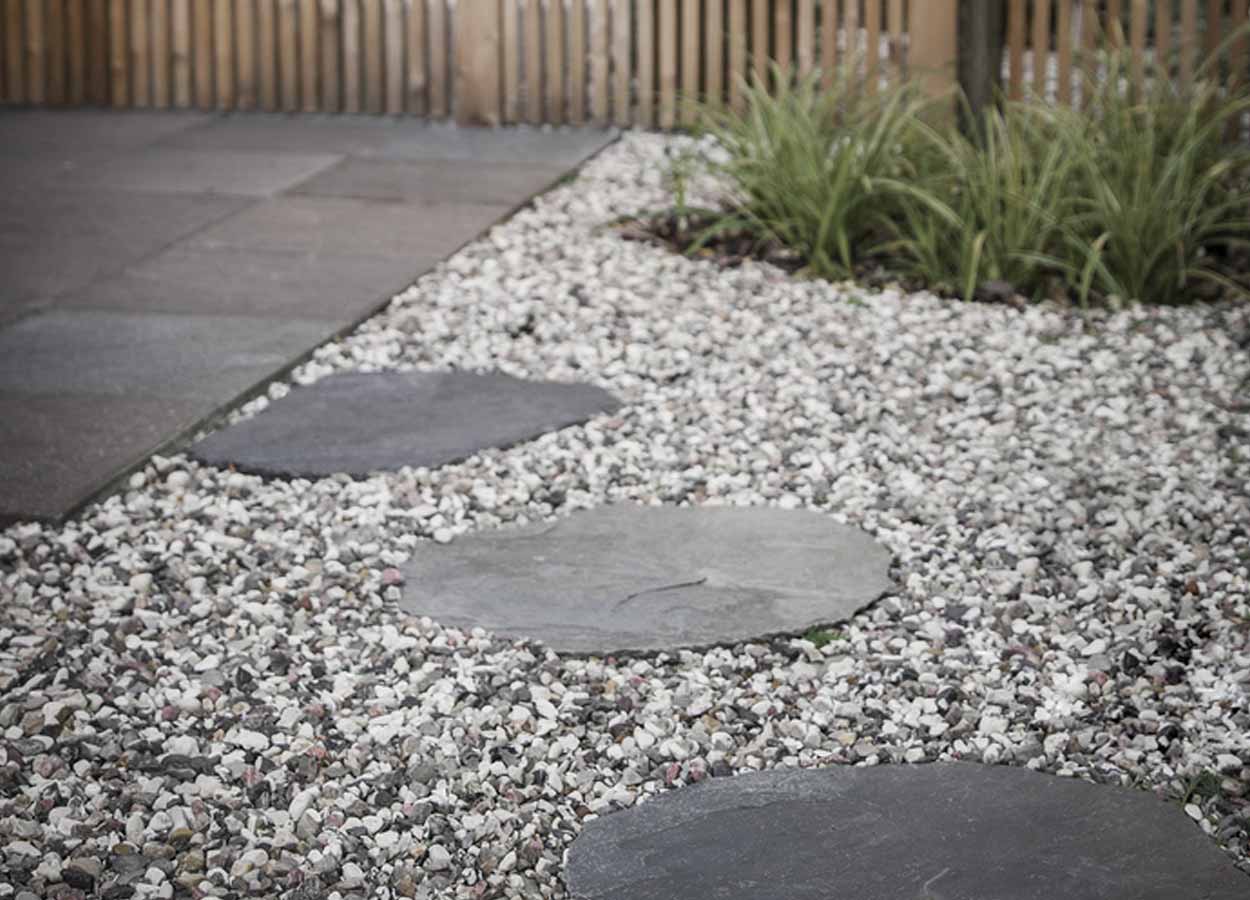 Stegsten i gårdssingel.