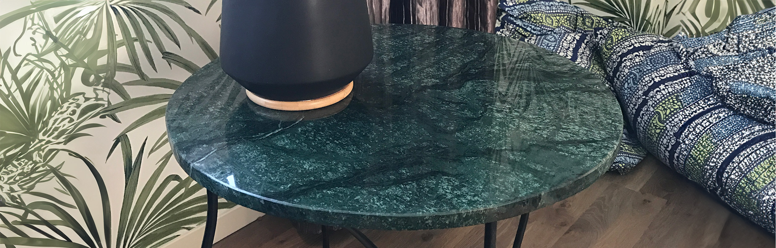 Runt bord med bordsskiva av grön marmor.