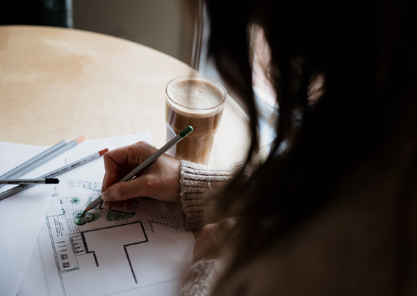 Trädgårdsarkitekt som gör en ritning. Trädgårdsarkitekt som gör en ritning.