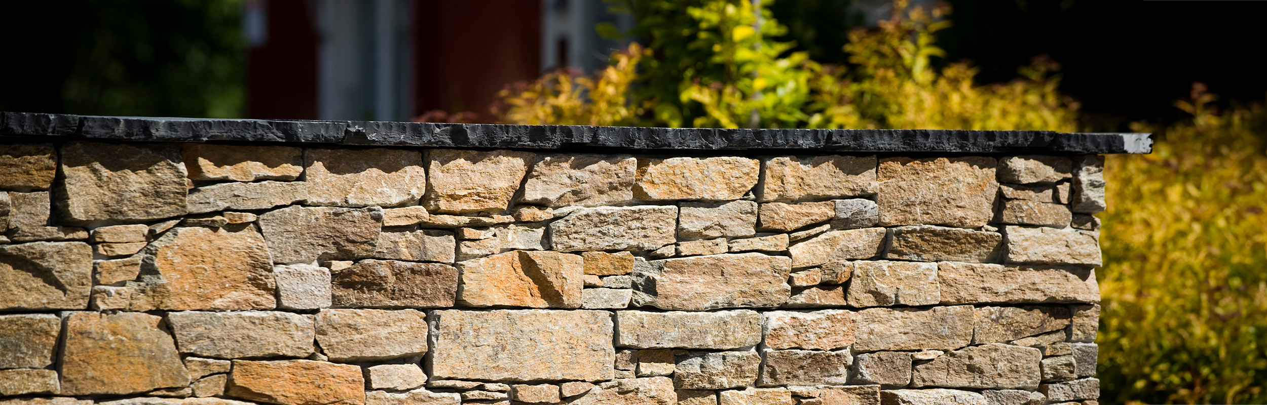 Sandbrun skiffervagg utomhus