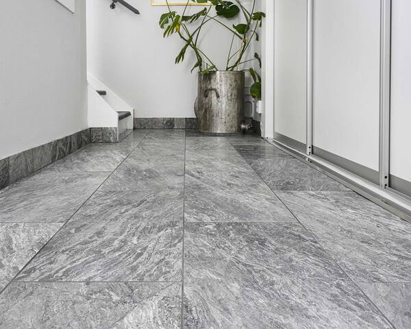 Hall med stenplattor. Hall med stenplattor.